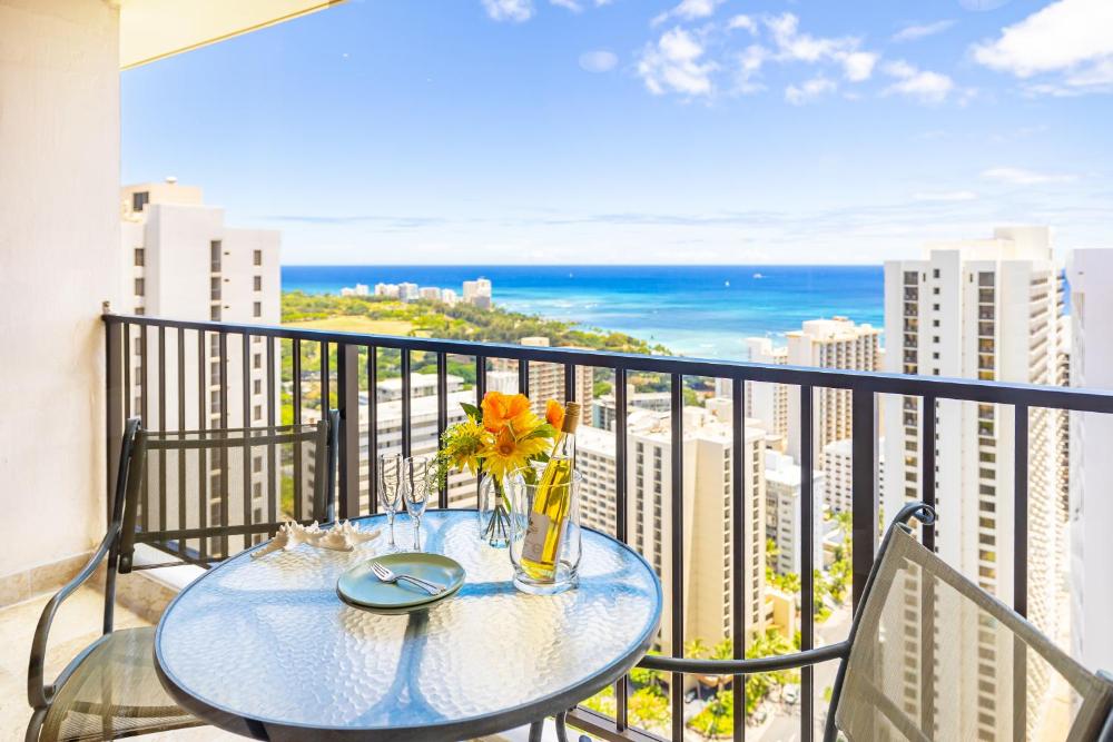 38FL Upscale Penthouse with Ocean Views and Parking